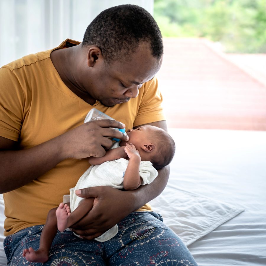 Papa donnant le biberon à son nouveau-né